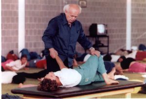  Mosh Feldenkrais bei der Einzelarbeit, USA 1981